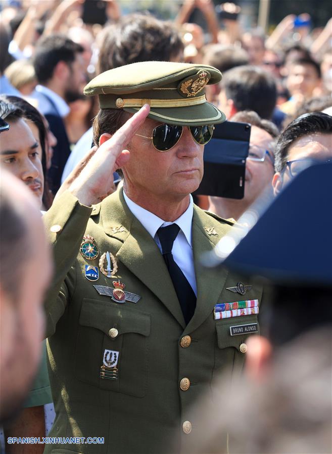 Miles de personas se reúnen en Barcelona como una muestra de desafío al terrorismo