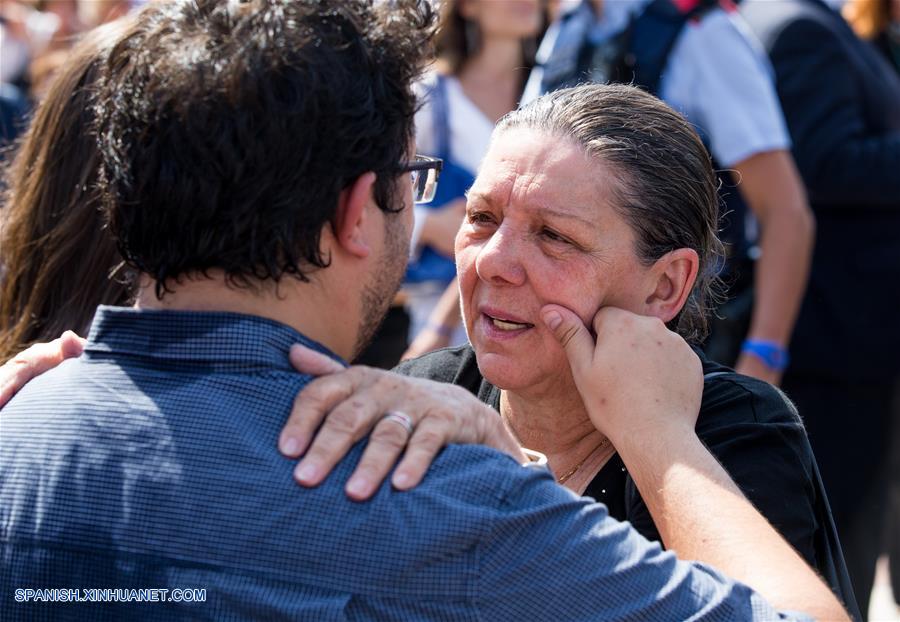 Miles de personas se reúnen en Barcelona como una muestra de desafío al terrorismo
