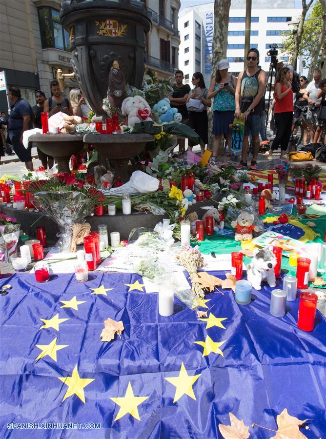 Miles de personas se reúnen en Barcelona como una muestra de desafío al terrorismo