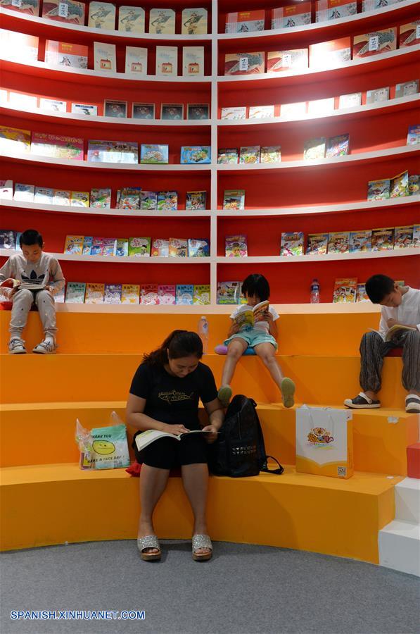 Visitantes leen libros durante la 24 Feria Internacional del Libro de Beijing llevada a cabo en la Nueva Sede del Centro Internacional de Exposiciones de China, en Beijing, capital de China, el 23 de agosto de 2017. (Xinhua/Wang Huajuan)