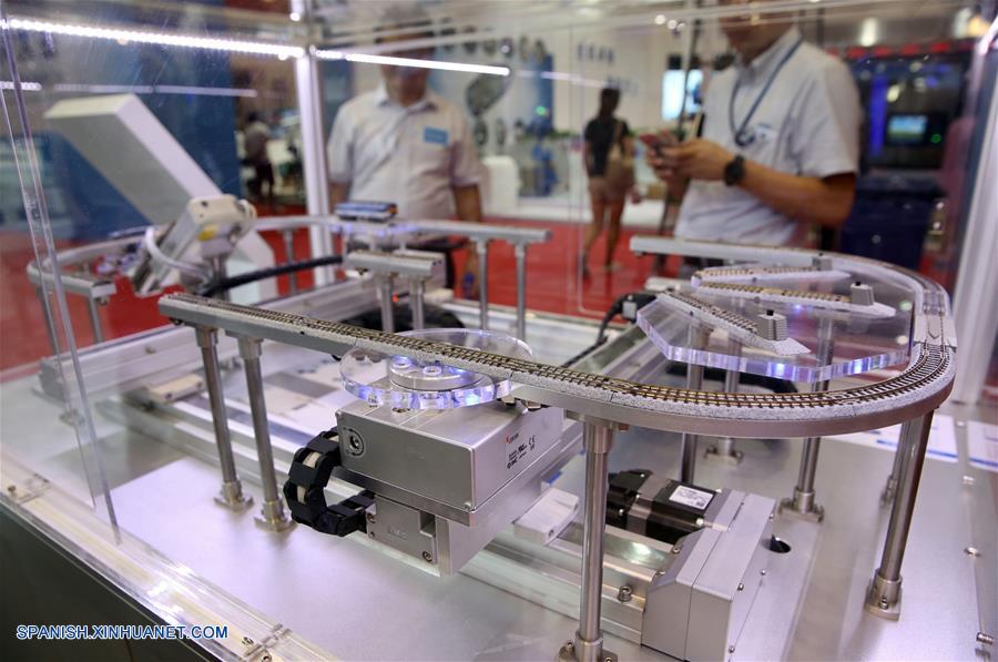 BEIJING, agosto 22, 2017 (Xinhua) -- Una instalación inteligente de carga ferroviaria es exhibida durante la vista previa para los medios de comunicación de la Conferencia Mundial de Robots 2017 llevada a cabo en el Centro Internacional de Conferencias y Exposiciones Yichuang de Beijing, en Beijing, capital de China, el 22 de agosto de 2017. La conferencia se llevará a cabo del 23 al 27 de agosto, con un foro, exposición y concurso de robots. (Xinhua/Jin Liwang)