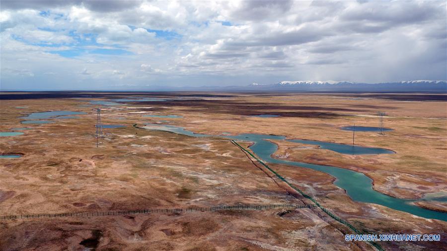 QINGHAI, agosto 23, 2017 (Xinhua) -- Imagen del 2 de julio de 2017 de una vista aérea de un paisaje de la Reserva Natural Hol Xil en la prefectura autónoma tibetana de Yushu, provincia de Qinghai, en el noroeste de China. Hol Xil tiene una altitud promedio de más de 4,600 metros, convirtiéndola en un hábitat ideal para los antílopes tibetanos, kiangs y otros animales. La reserva fue enlistada como uno de los Patrimonios Naturales de la Humanidad de la Organización de las Naciones Unidas para la Educación, la Ciencia y la Cultura (UNESCO, por sus siglas en inglés) en julio de 2017. (Xinhua/Wang Bo)