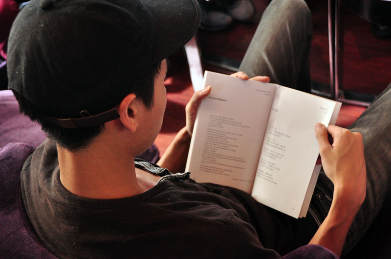 Presentan en China la antología poética "Legado de Generaciones"