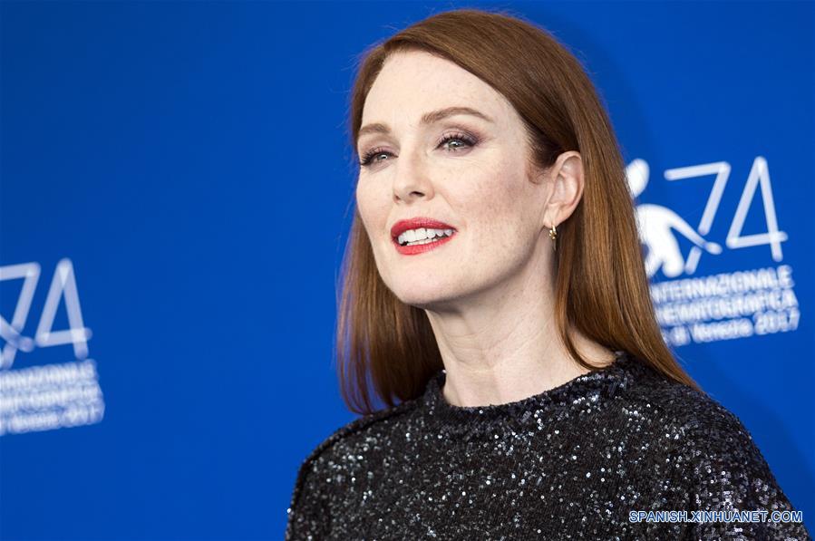La actriz Julianne Moore posa durante la sesión fotográfica de la película "Suburbicon" en competencia en el 74 Festival de Cine de Venecia, en Venecia, Italia, el 2 de septiembre de 2017. (Xinhua/Jin Yu)