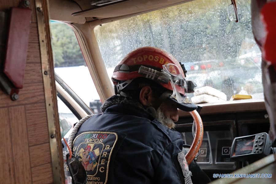 México eleva a 360 cifra de muertos por terremoto en en centro del país