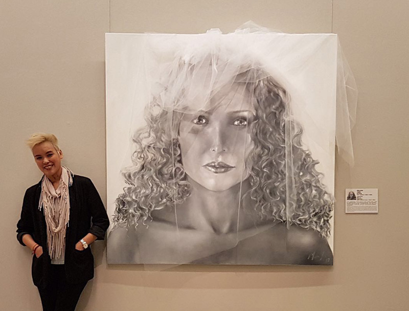 La artista costaricense Man Yu y su obra  "Angelique", expuesta en la 7ma Bienal Internacional de Arte de Beijing. (Foto: proporcionada)