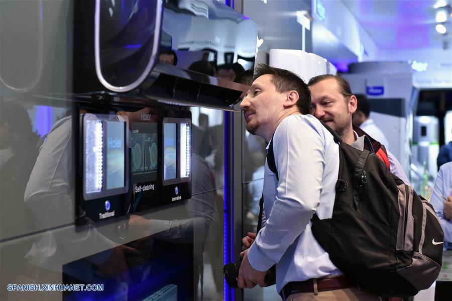 Compradores observan electrodomésticos durante la Feria de Cantón en Guangzhou, capital de la provincia de Guangdong, en el sur de China, el 15 de octubre de 2017. (Xinhua/Liang Xu) 