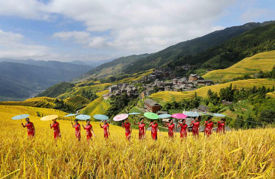 El tradicional cheongsam colorea de la Terraza de Ping'anen en Guangxi