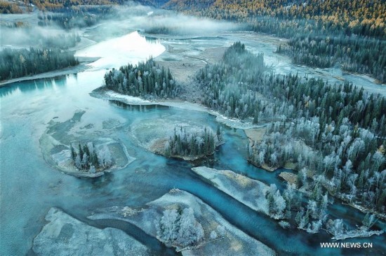 Impresionante paisaje oto?al en Kanas, Xinjiang