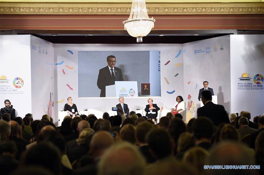 El director general de la Organización Mundial de la Salud (OMS), Tedros Adhanom Ghebreyesus, pronuncia un discurso durante la ceremonia de inauguracion de la Conferencia Mundial sobre Enfermedades No Transmisibles (ENT) de la Organización Mundial de la Salud (OMS), en el edificio del Mercado Común del Sur (Mercosur) en Montevideo, capital de Uruguay, el 18 de octubre de 2017. El presidente de Uruguay, Tabaré Vázquez, inauguró el miércoles la Conferencia Mundial sobre Enfermedades No Transmisibles (ENT) de la Organización Mundial de la Salud (OMS), con un llamado a fortalecer la alianza política y la prevención. (Xinhua/Nicolás Celaya)