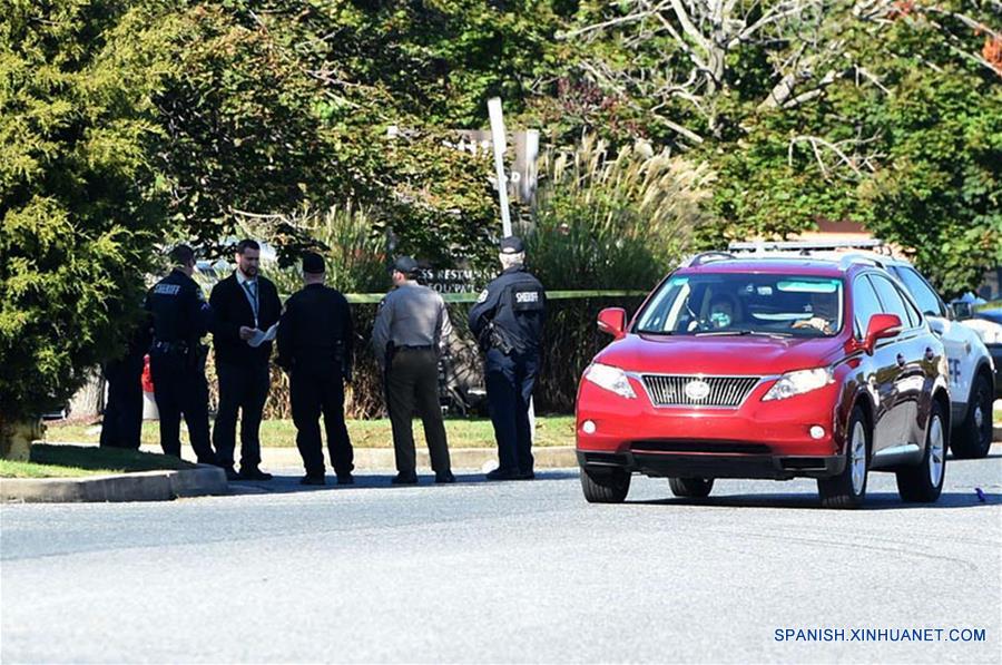 Policías y miembros de la división de Servicios Médicos de Emergencia (EMS, por sus siglas en inglés) acuden al lugar donde se registró un tiroteo en el Parque Empresarial Emmorton en el área de Edgewood del condado de Harford, en el estado de Maryland, Estados Unidos, el 18 de octubre de 2017. Tres personas murieron y otras dos resultaron heridas en un tiroteo ocurrido en un parque empresarial en el estado estadounidense de Maryland, dijeron el miércoles las autoridades. El incidente tuvo lugar en el Parque Empresarial Emmorton en Edgewood, a unos 50 kilómetros al nordeste de Baltimore, dijo la ma?ana del miércoles la oficina del sheriff del condado de Harford. (Xinhua/Matt Button/TNS/ZUMAPRESS)