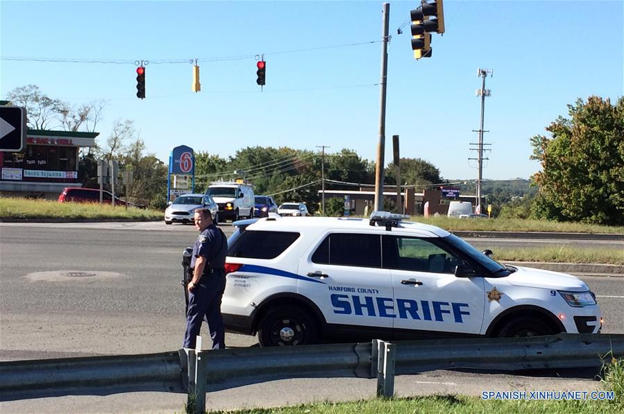 Un policía vigila en el lugar donde se registró un tiroteo en el Parque Empresarial Emmorton en el área de Edgewood del condado de Harford, en el estado de Maryland, Estados Unidos, el 18 de octubre de 2017. Tres personas murieron y otras dos resultaron heridas en un tiroteo ocurrido en un parque empresarial en el estado estadounidense de Maryland, dijeron el miércoles las autoridades. El incidente tuvo lugar en el Parque Empresarial Emmorton en Edgewood, a unos 50 kilómetros al nordeste de Baltimore, dijo la ma?ana del miércoles la oficina del sheriff del condado de Harford. (Xinhua/Kenneth K. Lam/TNS/ZUMAPRESS)