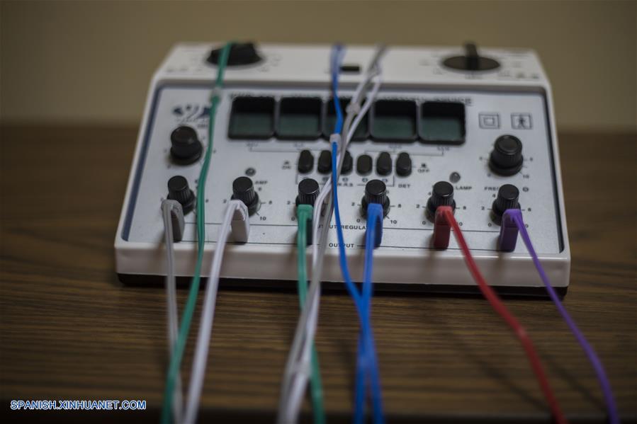 Imagen del 29 de septiembre de 2017, de un equipo utilizado para terapias de medicina tradicional china, en el Hospital Militar, en Quito, Ecuador. (Xinhua/Santiago Armas) 