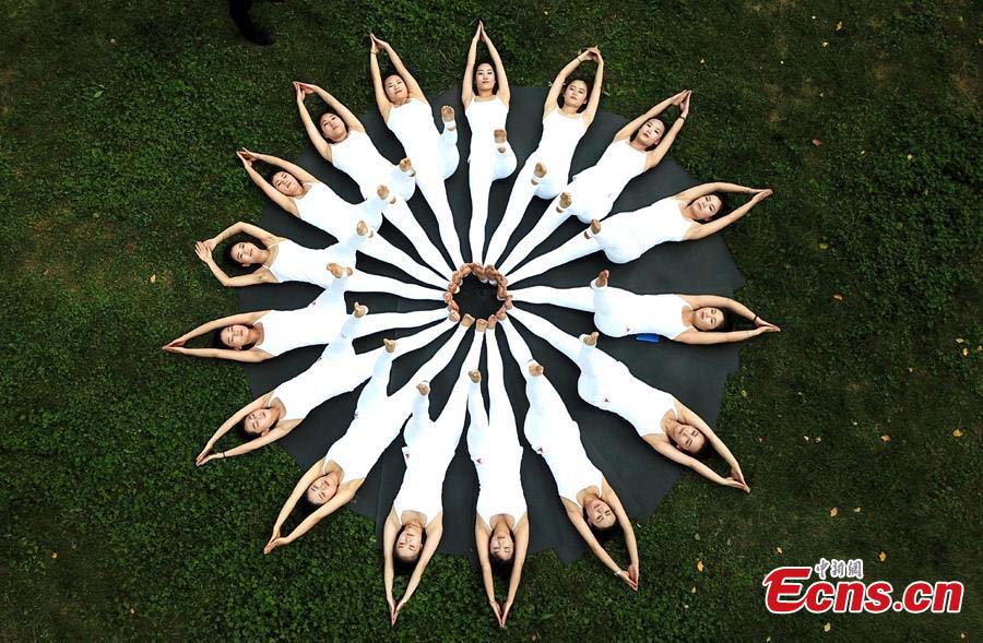 Practicantes de yoga se fusionan con el oto?o chino