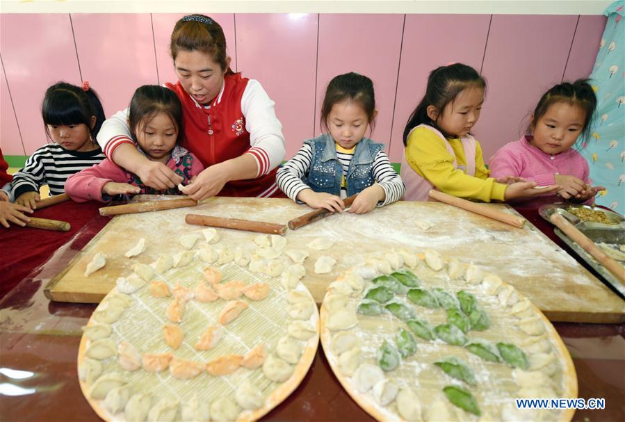 Los ni?os preparan dumplings para celebrar el comienzo del invierno en el norte de China