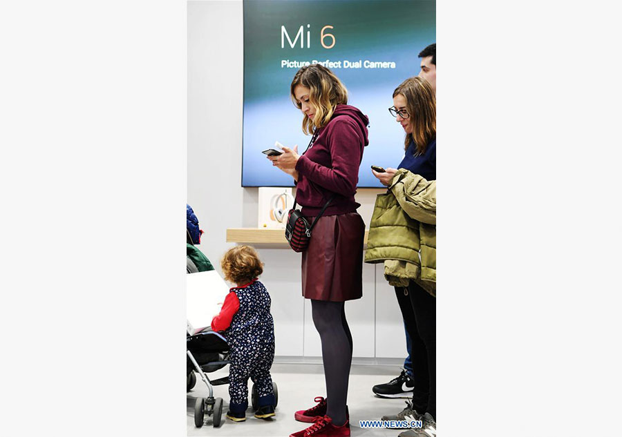 Los clientes hacen cola para comprar productos Xiaomi en una tienda en Madrid, capital de Espa?a, el 11 de noviembre de 2017. Xiaomi, una de las principales empresas de alta tecnología de China, abrió el sábado por la ma?ana sus dos tiendas a través de vendedores autorizados en Madrid. [Foto / Xinhua]