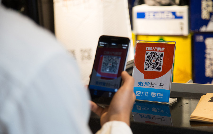 Nayeem Hafeez paga la comida con su teléfono móvil en Hangzhou, provincia de Zhejiang, el 12 de noviembre de 2017. [Foto / VCG]