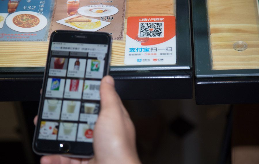 Nayeem Hafeez pide comida con su teléfono móvil en Hangzhou, provincia de Zhejiang, el 12 de noviembre de 2017. [Foto / VCG]