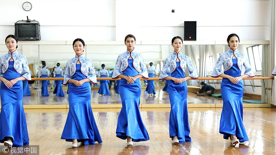 Voluntarios de la IV Conferencia Mundial de Internet, a celebrarse del 3 al 5 de diciembre en Wuzhen, posan en la ciudad de Tongxiang, provincia de Zhejiang, 27 de noviembre del 2017. [Foto: VCG]