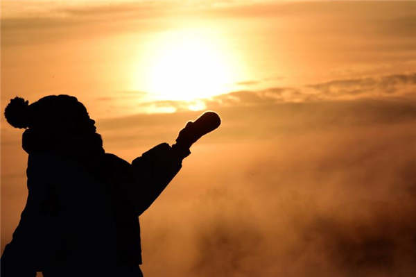 Entusiastas del Yoga practican sobre un río congelado en Heilongjiang