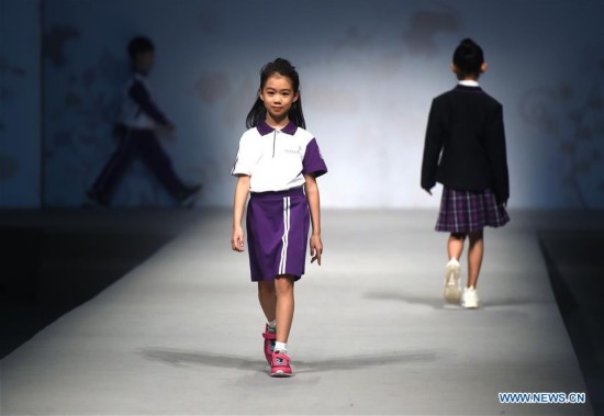 Estudiantes modelan uniformes en el Instituto de Tecnología de la Moda de Beijing