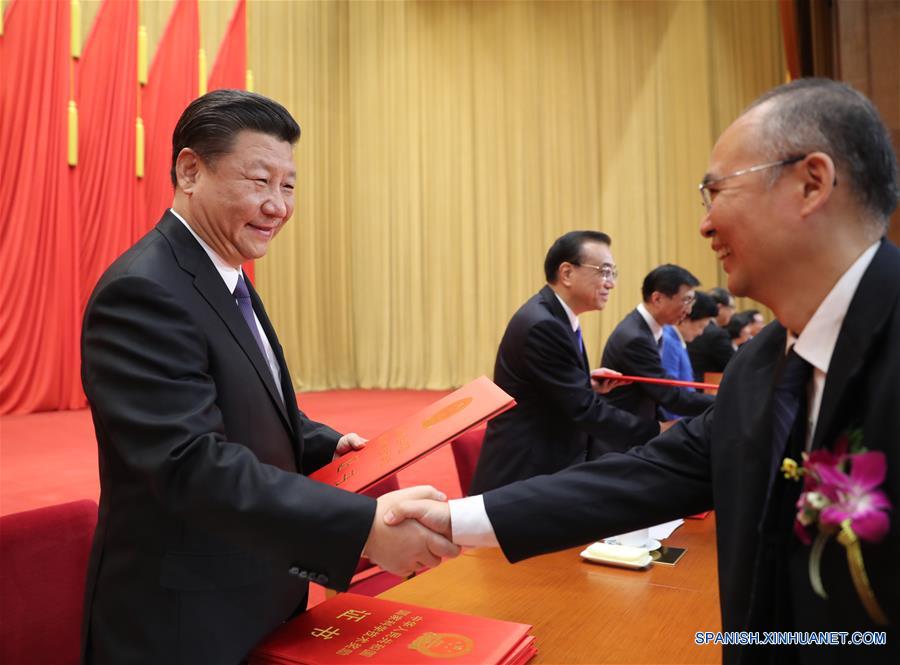 Un experto en explosivos y un virólogo ganan máximo premio científico chino