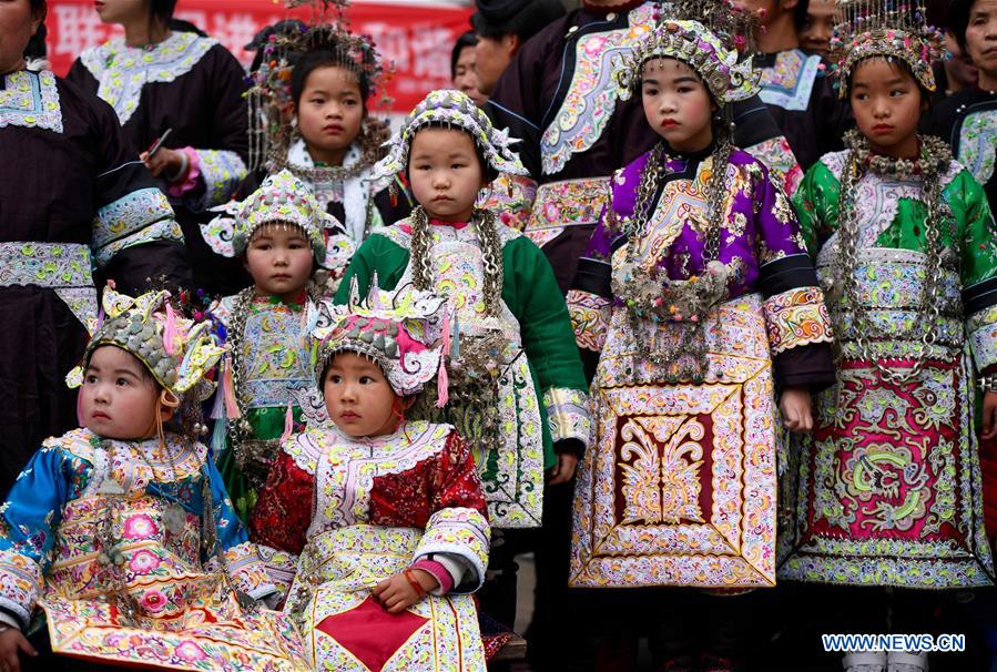Los ni?os asisten al Festival Dong de A?o Nuevo con sombreros tradicionales en Guizhou