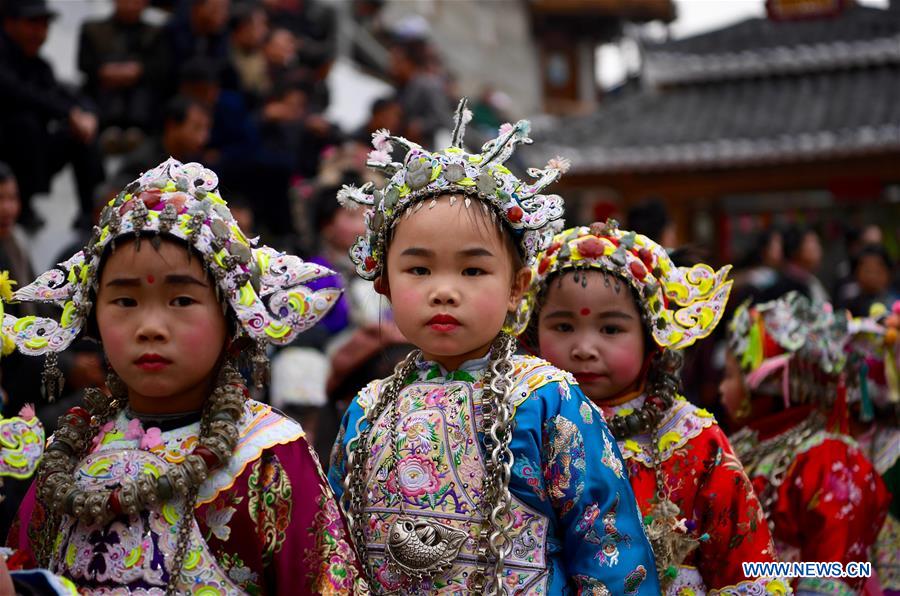 Los ni?os asisten al Festival Dong de A?o Nuevo con sombreros tradicionales en Guizhou