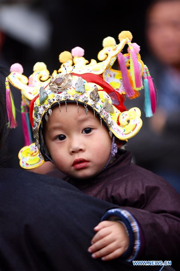 Los ni?os asisten al Festival Dong de A?o Nuevo con sombreros tradicionales en Guizhou