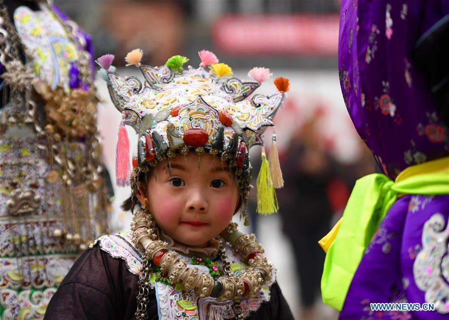 Los ni?os asisten al Festival Dong de A?o Nuevo con sombreros tradicionales en Guizhou