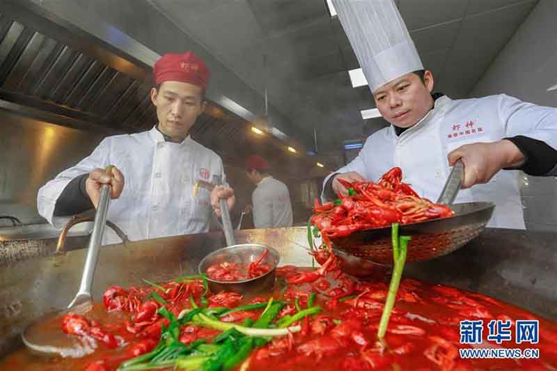 Maestros cocineros de Xuyi, provincia de Jiangsu, preparan langostinos para saludar el Festival de Primavera, que este a?o se celebrará el 16 de febrero, informó Xinhuanet.com, 23 de enero del 2018.