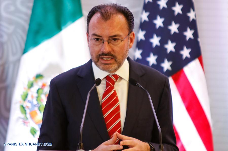 El secretario de Relaciones Exteriores de México, Luis Videgaray, participa durante una conferencia de prensa luego de la Reunión de Ministros de Relaciones Exteriores de América del Norte, en la sede de la Secretaría de Relaciones Exteriores (SRE) de México, en la Ciudad de México, capital de México, el 2 de febrero de 2018. Los cancilleres de Canadá y México confiaron el viernes en que la actual renegociación del Tratado de Libre Comercio de América del Norte (TLCAN) terminará en una situación de "ganar-ganar-ganar" para Norteamérica. El canciller mexicano, Luis Videgaray, se reunió con su homóloga de Canadá, Chrystia Freeland, y con el secretario norteamericano de Estado, Rex Tillerson, en el marco de una breve gira del funcionario estadounidense por América Latina y el Caribe. (Xinhua/Francisco Ca?edo)