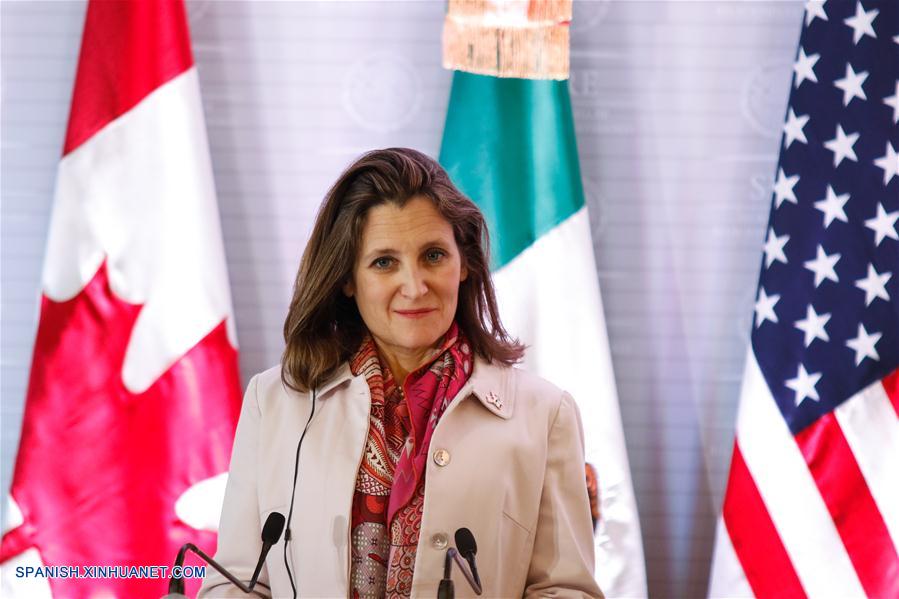 La ministra de Asuntos Exteriores de Canadá, Chrystia Freeland, participa durante una conferencia de prensa luego de la Reunión de Ministros de Relaciones Exteriores de América del Norte, en la sede de la Secretaría de Relaciones Exteriores (SRE) de México, en la Ciudad de México, capital de México, el 2 de febrero de 2018. Los cancilleres de Canadá y México confiaron el viernes en que la actual renegociación del Tratado de Libre Comercio de América del Norte (TLCAN) terminará en una situación de "ganar-ganar-ganar" para Norteamérica. El canciller mexicano, Luis Videgaray, se reunió con su homóloga de Canadá, Chrystia Freeland, y con el secretario norteamericano de Estado, Rex Tillerson, en el marco de una breve gira del funcionario estadounidense por América Latina y el Caribe. (Xinhua/Francisco Ca?edo) 