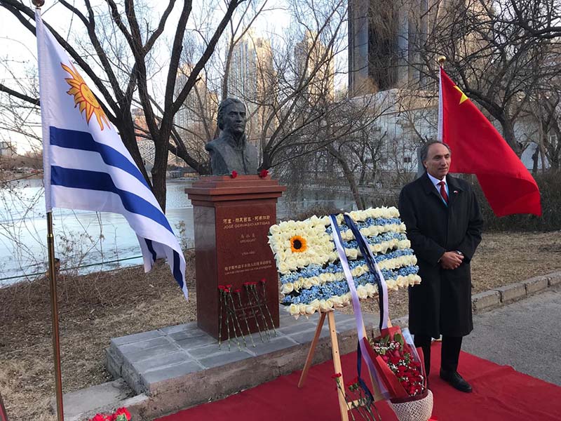 Antes de la recepción, los participantes ofrecieron flores a la estatua de José Gervasio Artigas, Padre de la Patria y héroe nacional de Uruguay para expresar su respeto.