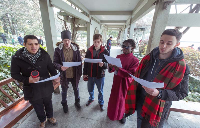 Los estudiantes extranjerosrecita poemas en el Lago Oeste de Hangzhou, capital de la provincia de Zhejiang, el 2 de febrero de 2018. [Foto / IC]