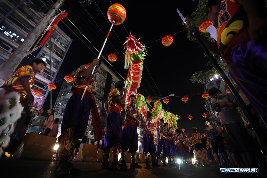 Varios bailarines realizan el baile del dragón durante una celebración para el próximo a?o nuevo chino en el barrio chino de Yangon, Myanmar, el 6 de febrero de 2018. El a?o nuevo chino se celebra el 16 de febrero de 2018. (Xinhua / U Aung)