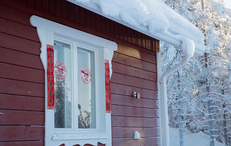 Una posada local decorada con los clásicos pareados (chunlian, en idioma chino), Rovaniemi, Finlandia, 7 de febrero del 2018. [Foto: VCG]