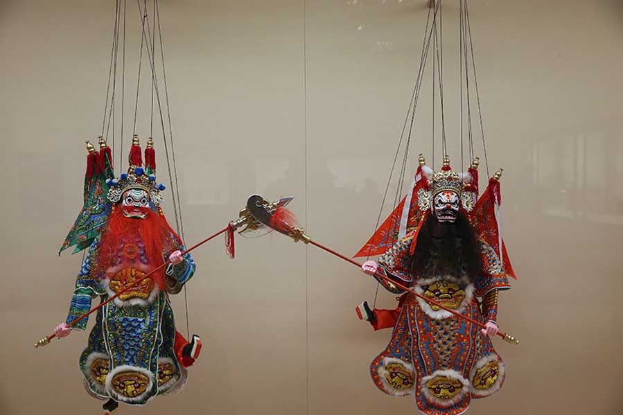 Una selección de marionetas hechas por Xu Zhuchu, la sexta generación de la familia de artesanos de apellido Xu, y su hijo Xu Qiang, se exhiben en una exposición conjunta en el Museo Nacional de China. [Foto de Jiang Dong / China Daily]