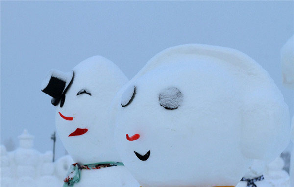 Para saludar el a?o nuevo, un gracioso mu?eco de nieve se exhibe en el Parque del Hielo y la Nieve de Harbin, provincia de Heilongjiang, que atrae a muchos visitantes de diferentes latitudes de China. [Foto: IC]