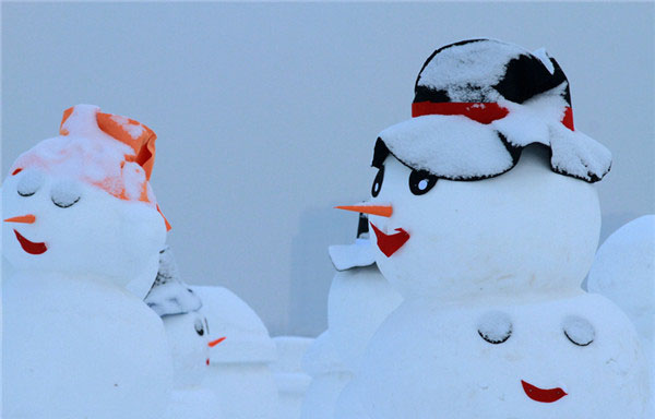 Para saludar el a?o nuevo, un gracioso mu?eco de nieve se exhibe en el Parque del Hielo y la Nieve de Harbin, provincia de Heilongjiang, que atrae a muchos visitantes de diferentes latitudes de China. [Foto: IC]