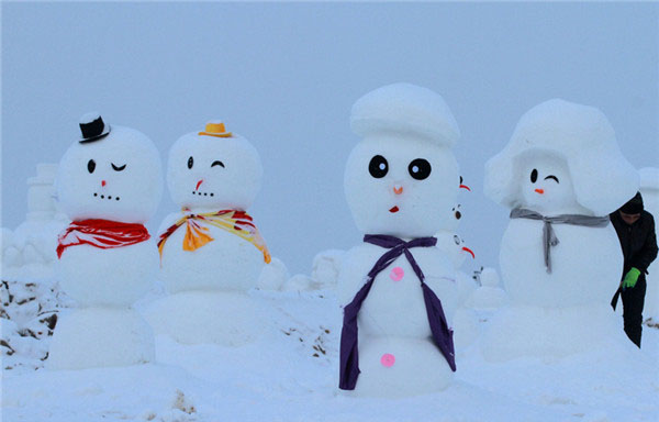 Para saludar el a?o nuevo, un gracioso mu?eco de nieve se exhibe en el Parque del Hielo y la Nieve de Harbin, provincia de Heilongjiang, que atrae a muchos visitantes de diferentes latitudes de China. [Foto: IC]