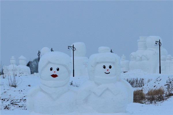 Para saludar el a?o nuevo, un gracioso mu?eco de nieve se exhibe en el Parque del Hielo y la Nieve de Harbin, provincia de Heilongjiang, que atrae a muchos visitantes de diferentes latitudes de China. [Foto: IC]
