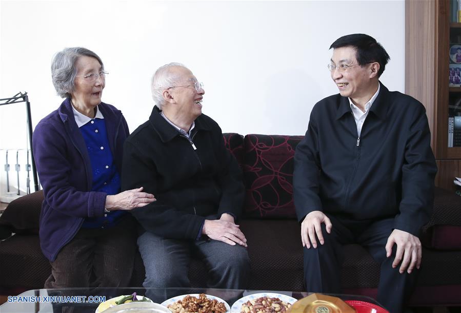 Alto cargo chino visita a científicos y trabajadores culturales en vísperas de A?o Nuevo lunar