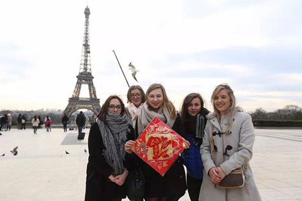 Melissa Michel (al centro) y sus amigos envian sus mejores deseos de felicidad y prosperidad al pueblo de Guangzhou por el A?o del Perro. [Foto: proporcionada]