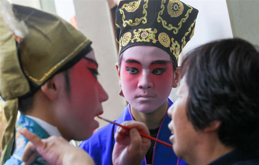 Tian Yinghai, de 13 a?os, antes de la presentación de Shehuo en Jixian, Zhouzhi, Xi'an, provincia de Shaanxi, 22 de febrero del 2018. [Foto: IC]