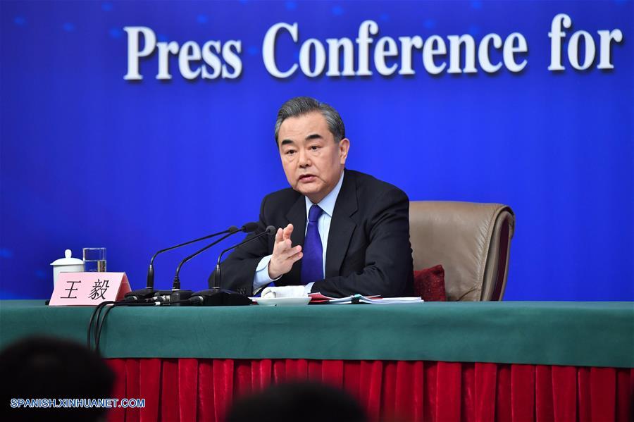 Ministro de Exteriores chino da rueda de prensa