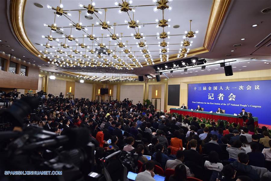 Ministro de Exteriores chino da rueda de prensa