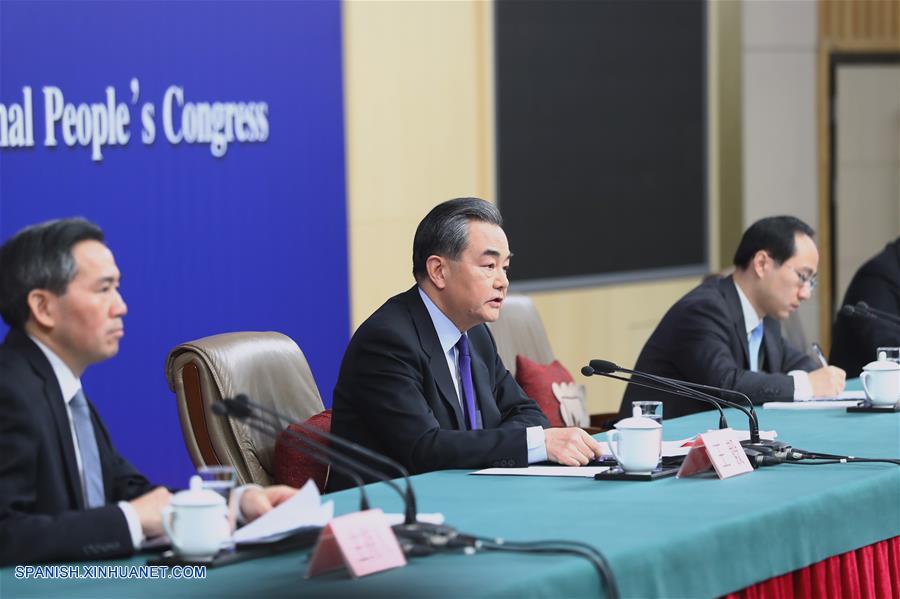 Ministro de Exteriores chino da rueda de prensa