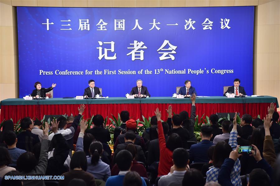 China posiblemente reducirá dependencia de apoyo amplio de capital para crecer, apunta gobernador de banco central