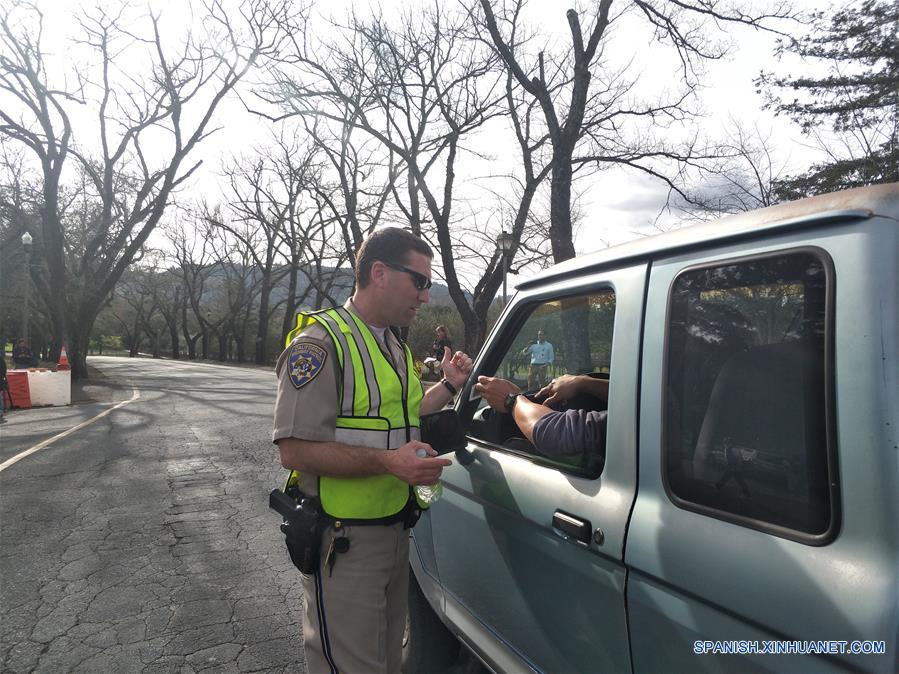 Un oficial de policía revisa un vehículo frente a un centro para veteranos, en el condado de Napa, en el norte del estado de California, Estados Unidos, el 9 de marzo de 2018. Un hombre armado tomó el viernes como rehenes a tres personas en un centro para veteranos de California y el incidente continúa, informaron medios locales. El Buró de Alcohol, Tabaco, Armas de Fuego y Explosivos (ATF, por sus siglas en inglés) dijo en Twitter que respondió a un tiroteo y a una situación de toma de rehenes en un centro para veteranos de Yountville. (Xinhua/Wu Xiaoling)